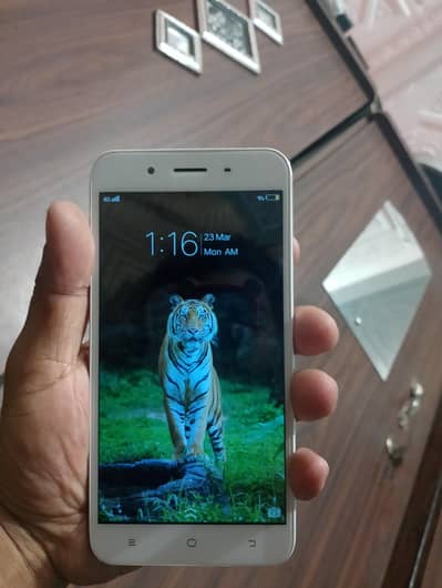 Dabbay ke  sat. hai. . . 6 gb ram 128 gb memories