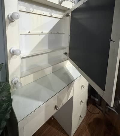 Stylish Vanity Dressing Table with Mirror & Lights