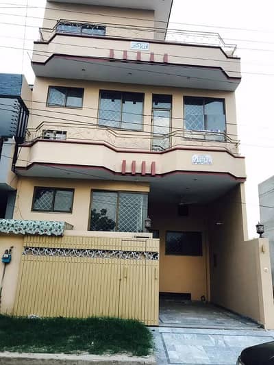 5 MARLA BEAUTIFUL HOUSE FOR RENT AT THE HOT LOCATION OF JOHAR TOWN NEAR EMPORIUM