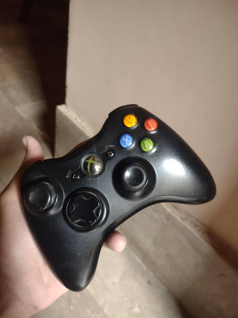 XBOX 360 WITH WIRELESS CONTROLLER 1