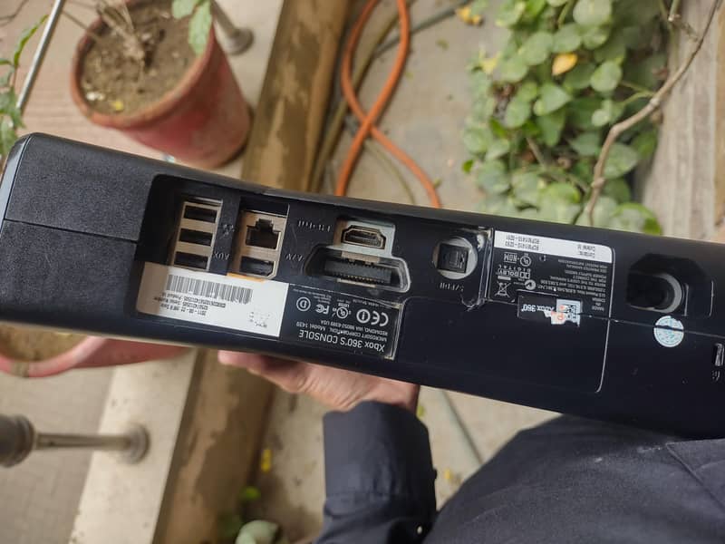 XBOX 360 WITH WIRELESS CONTROLLER 2