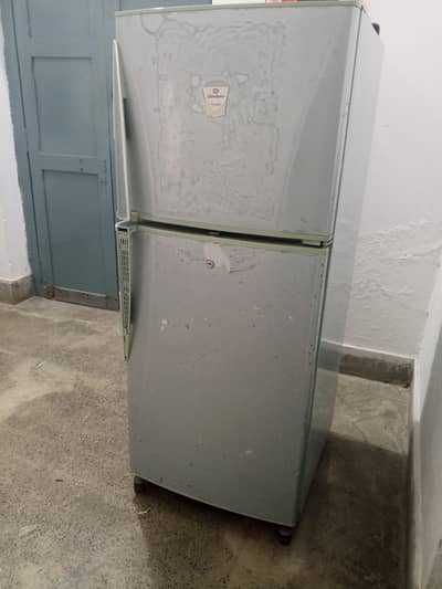 Medium Size Dawlance fridge for Sale in Good working and cooling condi