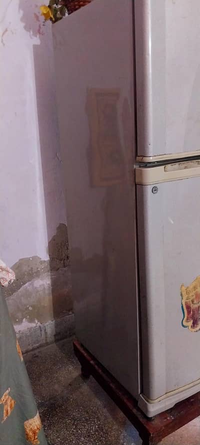 Used fridge for sell 30,000 kami beshi ho jye gi