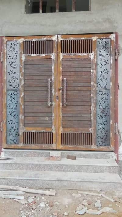 ye darwaza bara mazbot tarikiy se bana howa hai