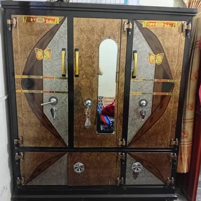 Safe almari 3 pallon wali