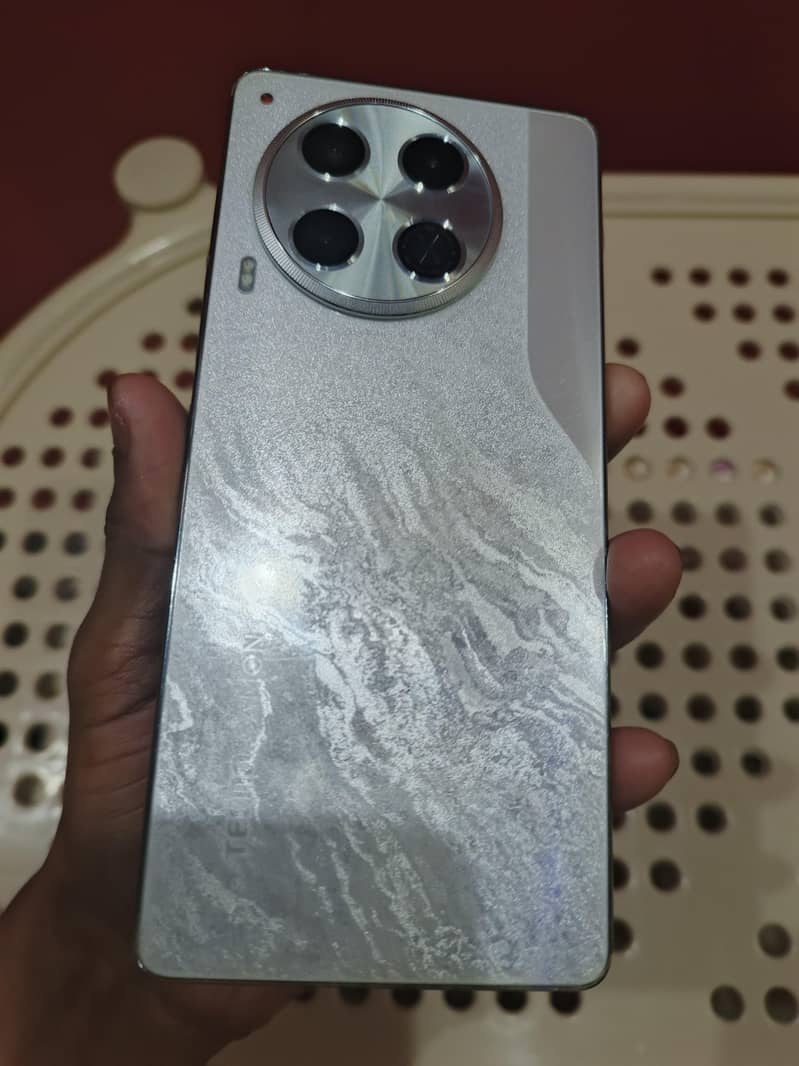 Tecno camon 30 7
