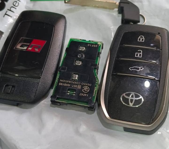 Locksmith/Car remote key maker 1