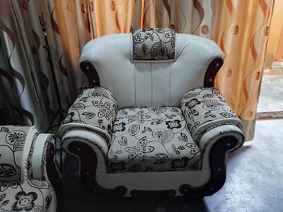 4 pice sofa set 10 on 10 condition available for sala