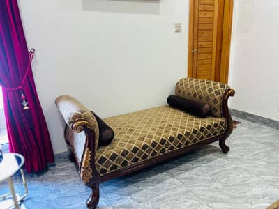 ya real shesham ka sofa ha matlb real wood ka