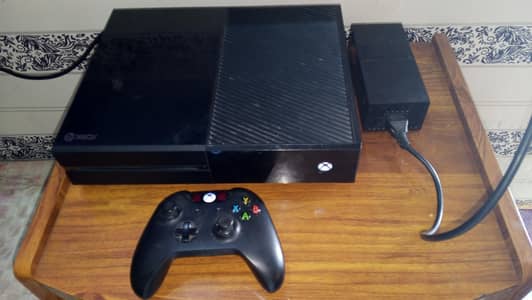 Xbox one with four games installed and one controller