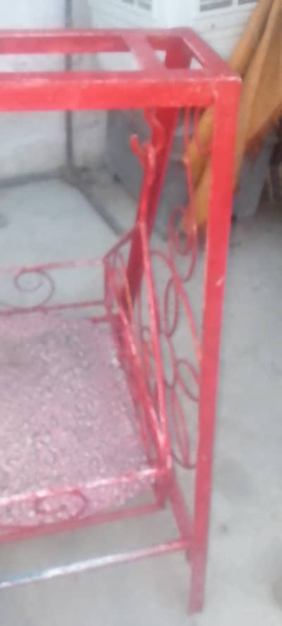 fully metal se taiyar karda jhoola hain