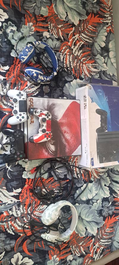 Ps4 pro 1tb slighlty used with 2 headphones 3  controllers  and box og