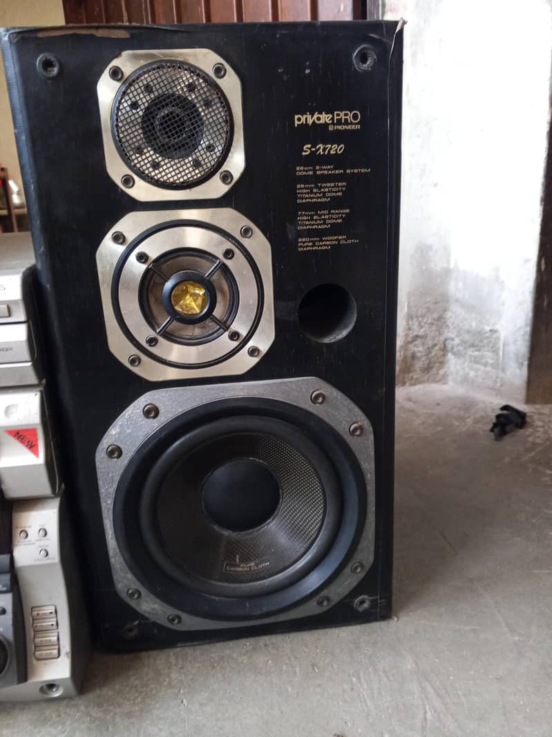 دو ڈبے 8اینچ کے دو ڈبے ایک ایمپلی فیر ہے 0