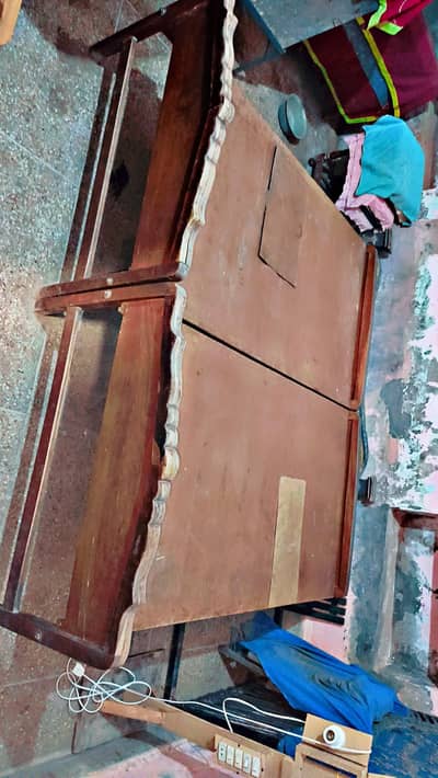 دو عدد سنگل بیڈ بالکل صاف حالت پرانی لکڑ والے برائے فروخت