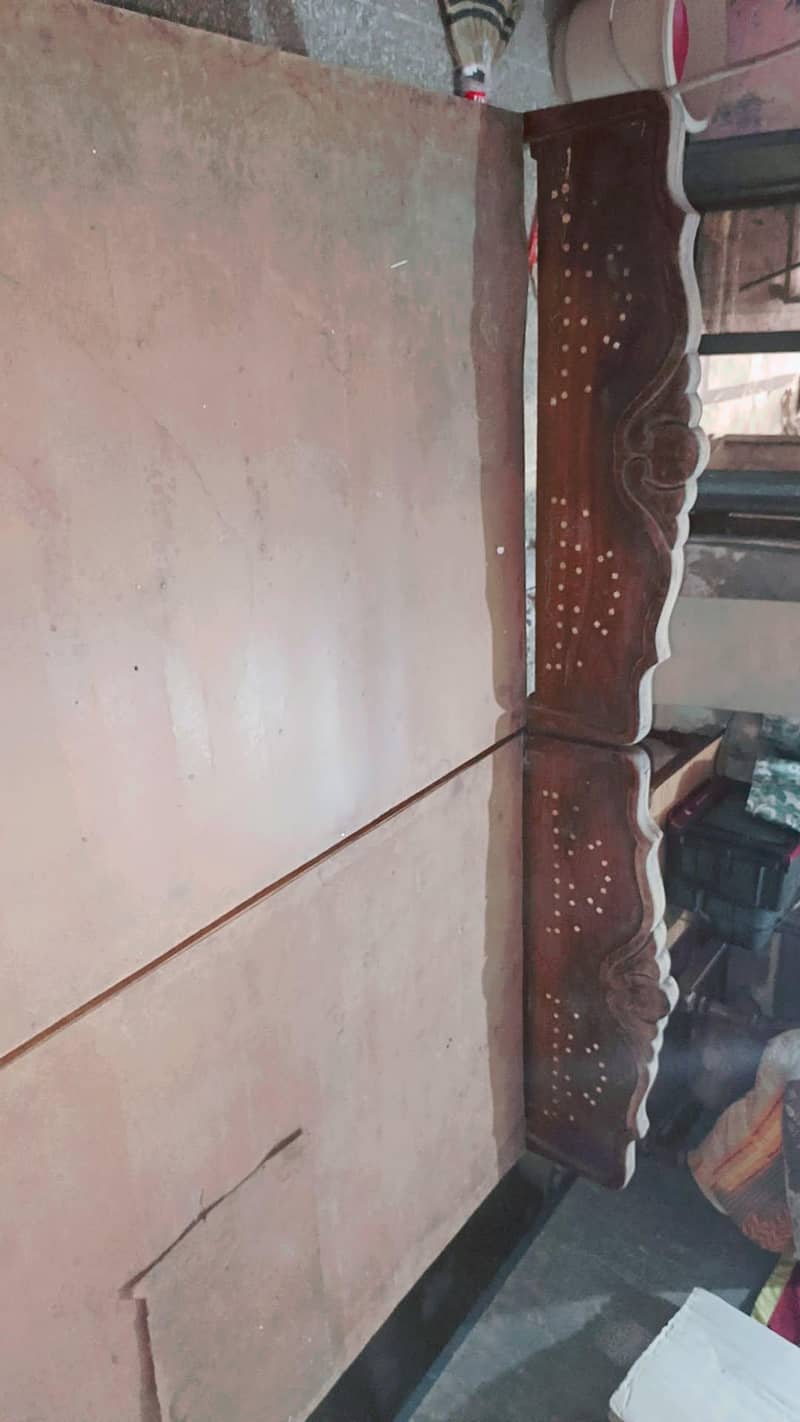 دو عدد سنگل بیڈ بالکل صاف حالت پرانی لکڑ والے برائے فروخت 2