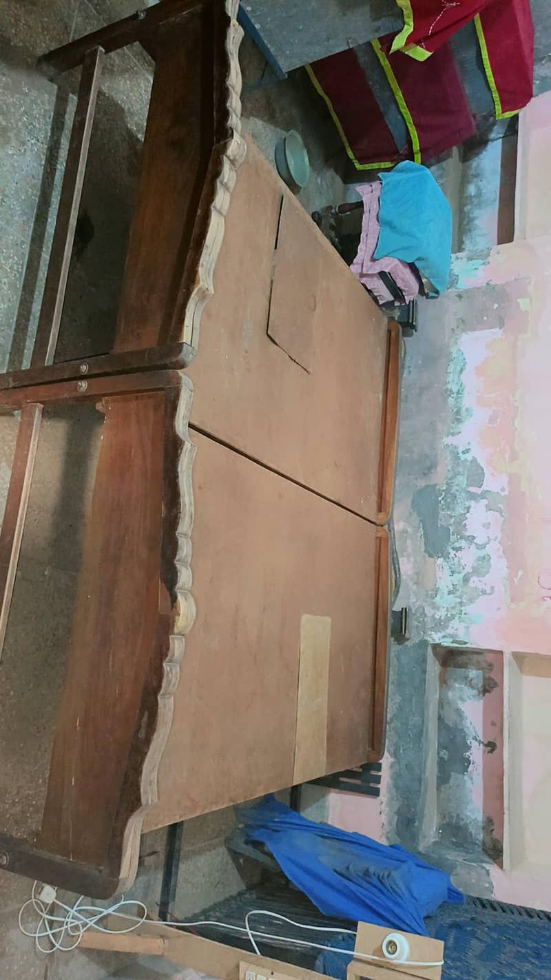 دو عدد سنگل بیڈ بالکل صاف حالت پرانی لکڑ والے برائے فروخت 3