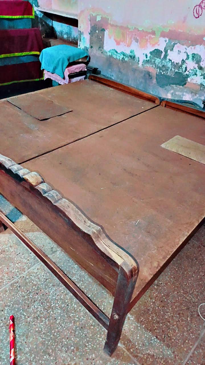دو عدد سنگل بیڈ بالکل صاف حالت پرانی لکڑ والے برائے فروخت 5