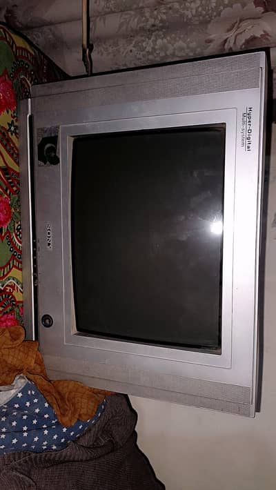 ایک ٹیلی ویژن 17 انچ کا ہے اور دوسرا ٹیلی ویژن 14 انچ کا ہے