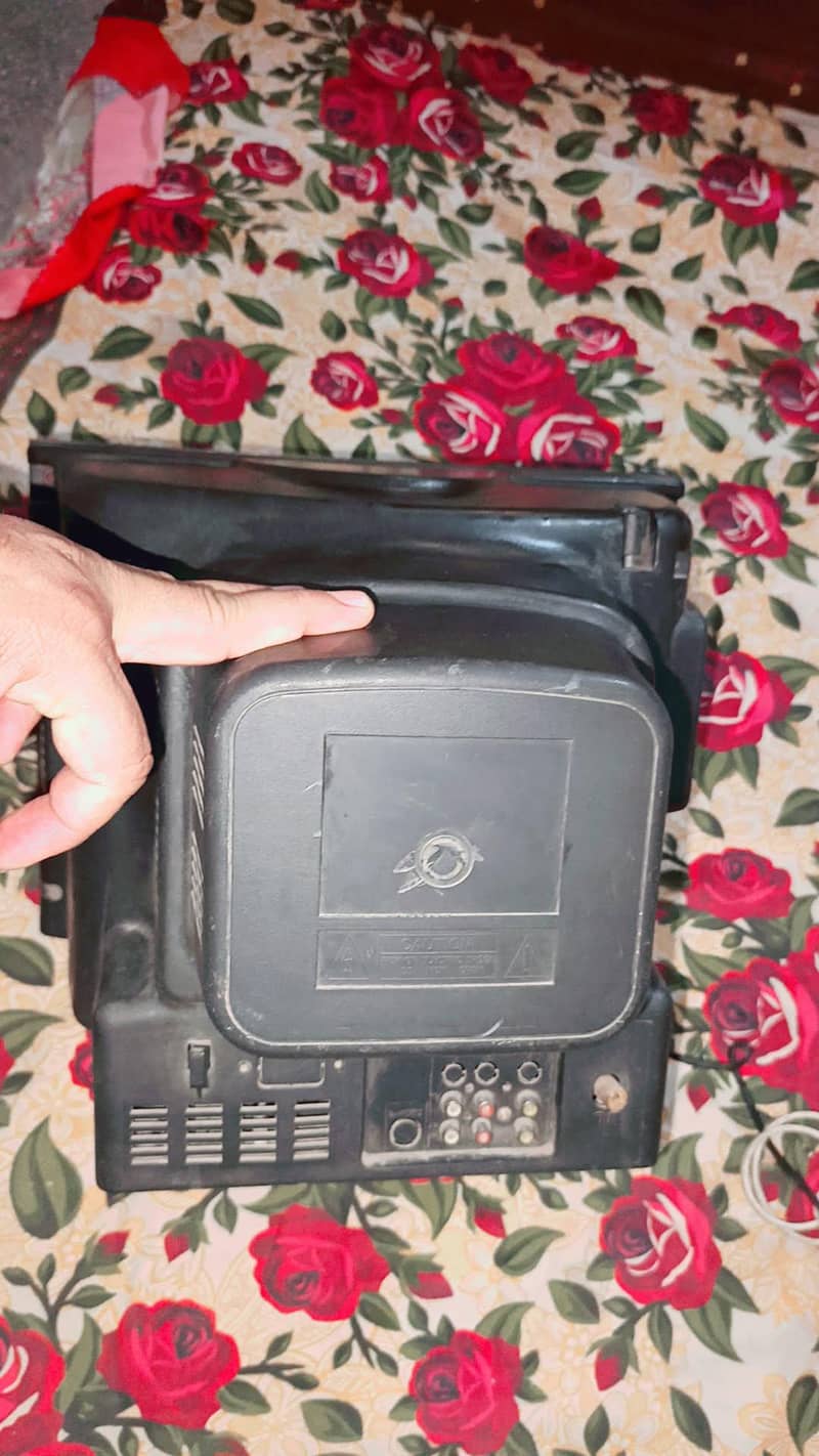 ایک عدد 14 انچ ٹی وی فار سیل 3