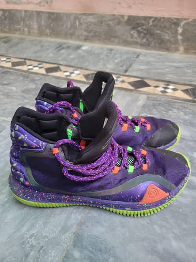 lining basketball shoes in good quality.