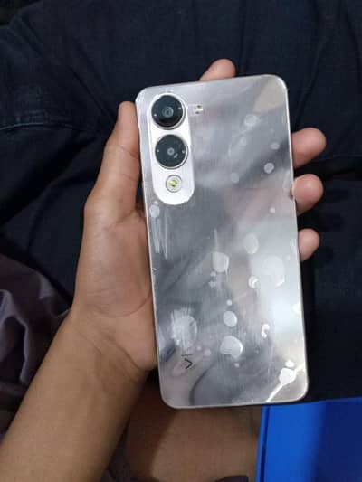 vivo y04 4 64 box and charger hain 7 month used hai 5 months ki warran