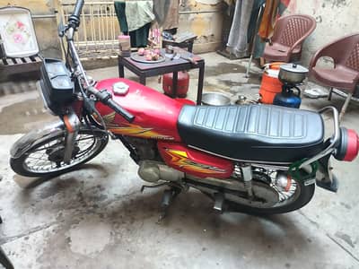 Honda 125 red