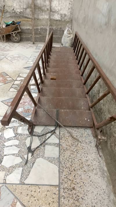 Heavy iron ladder وزنی لوہےکی سیڑھی