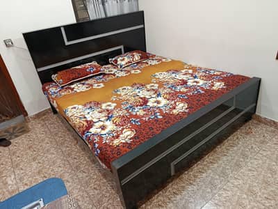 Wooden king size bed in excellent condition without metress.