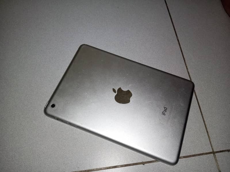 Ipad Mini 2 with box 1