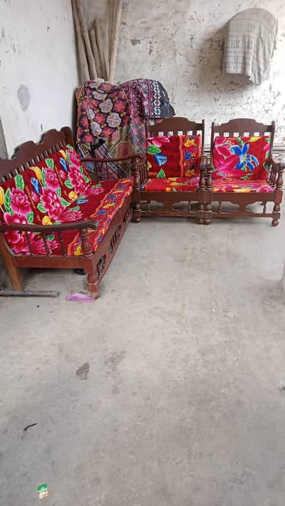 , urgent sale karna hai damage nahi hai with cushion