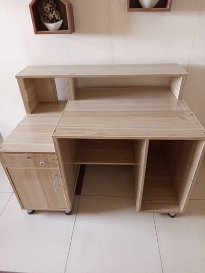 A computer/ study table in brand new condition