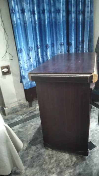 COMPUTER TRALLY WITH A DRWAR AND KEY FOR COMPUTER