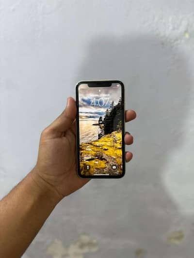 iPhone 11 white  wattsapp only 03095658966