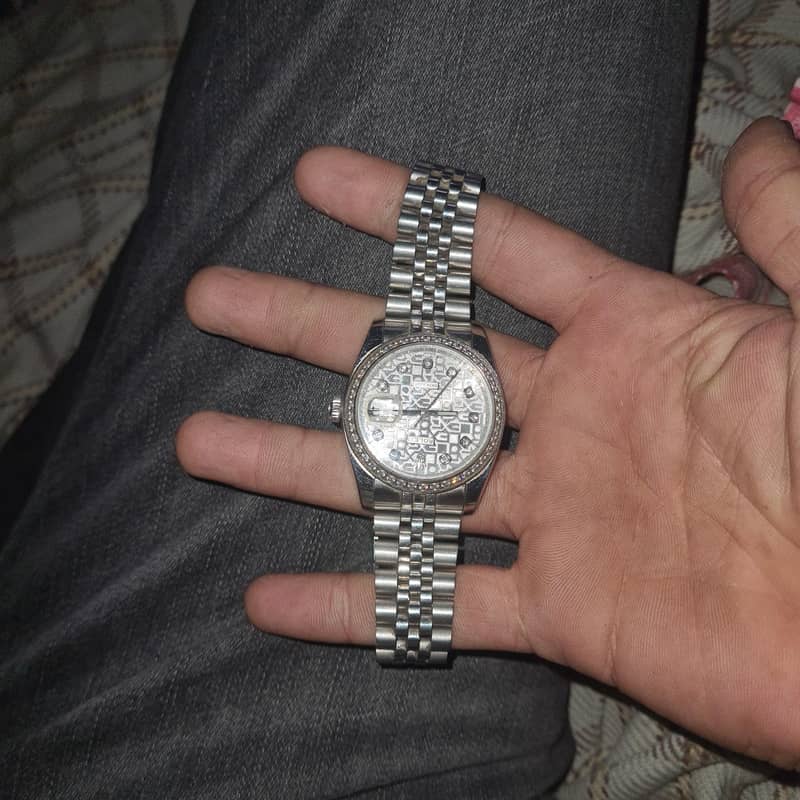 automatic watch R R 1 sal sy use kr rha kmall ki ha weight b 200 gram 0