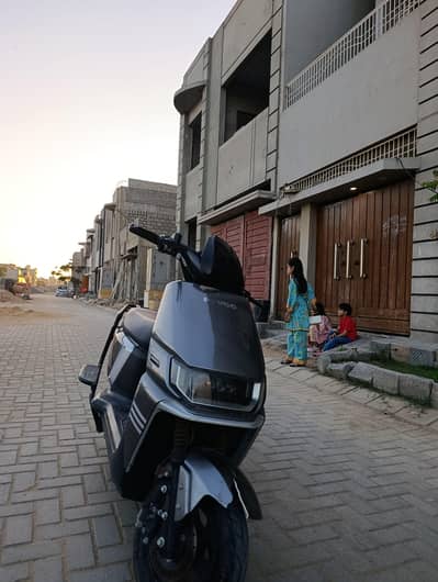 Revoo A12 Rear box variant (ELECTRIC) 8/10 condition. . .