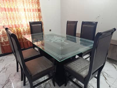 Dinning table, 9.6/10 condition, slightly used, with 6 chairs