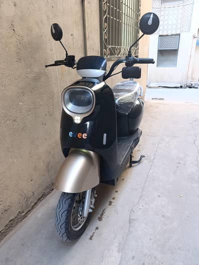 Evee Nisa Scooty