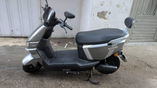 Revoo A12 electric scooty
