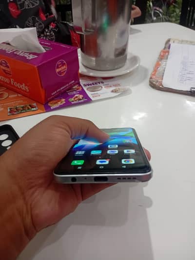 8 256 lush condition ha urgent sale Karna ha serious buyer aaen