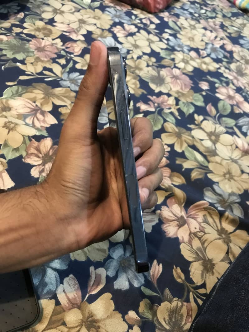 iPhone 13 Pro read description 4