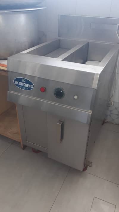 Open fryer with sizzler