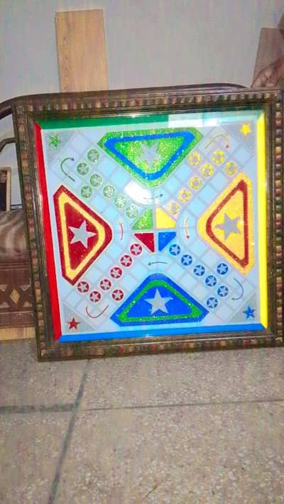 لکڑی اور شیشے سے بنی خوبصورت لُڈو گیم کا منفرد ڈیزائن