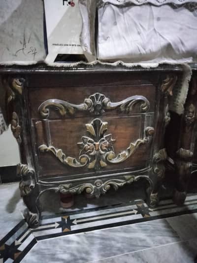 2 bed side table urgent sell