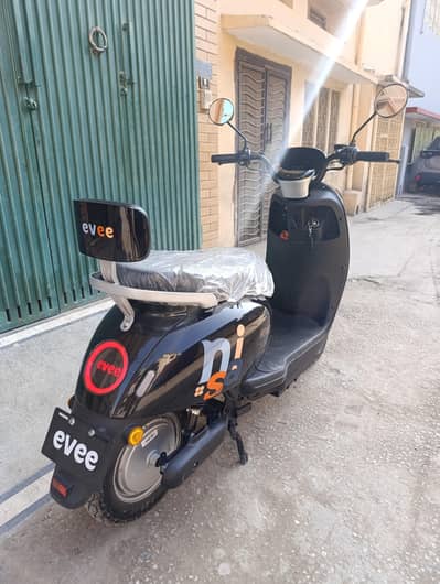 Evee Nisa Scooty