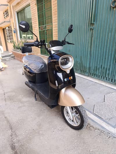 Evee Nisa Scooty