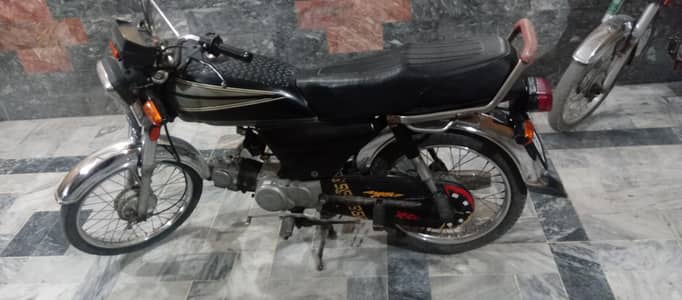 ye united bike 2004 modle hai  es number per rabta Karain 03204622186