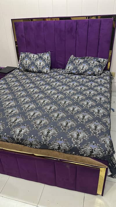 1 double bed with 1 side table