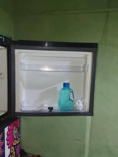 dawlance ka fridge hai do saal chala gaya bilkul vvip condition hai