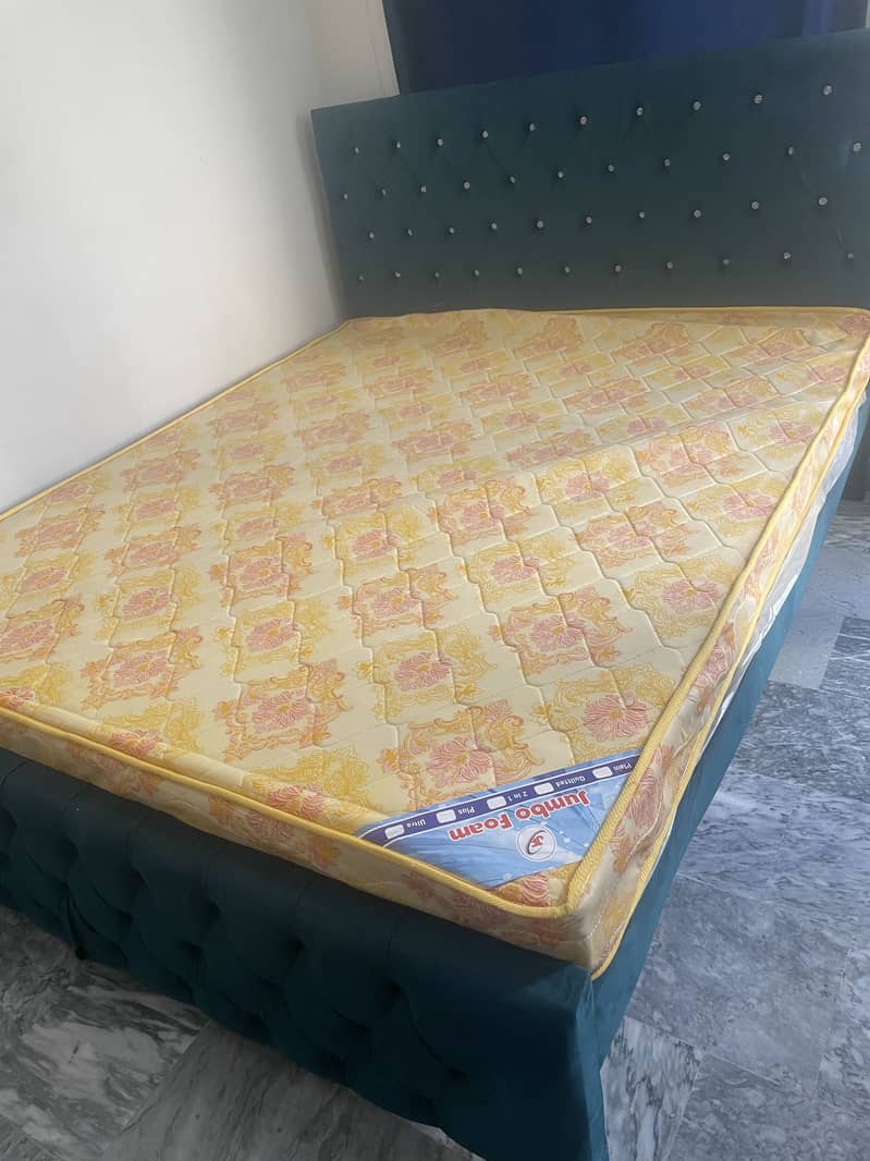 Queens bed for sell only 6 months use, almost new 0