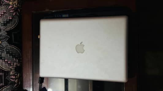 Macbook pro Core i7 8GB RAM 500 Hard.